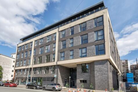 Modern fully furnished two-bed apartment near Manchester city centre. Includes secure parking, roof terrace, gardens, and great transport links. Available 4th July. Early viewing advised.