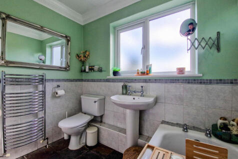 Bathroom (middle floor)