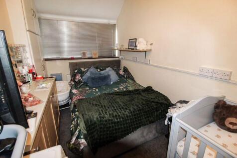 FAMILY ROOM/ CURRENTLY USED AS A BEDROOM