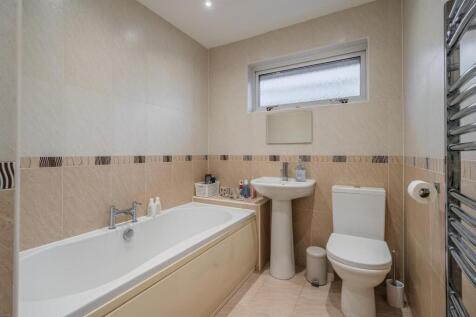 24 Larch Close-10.jpg