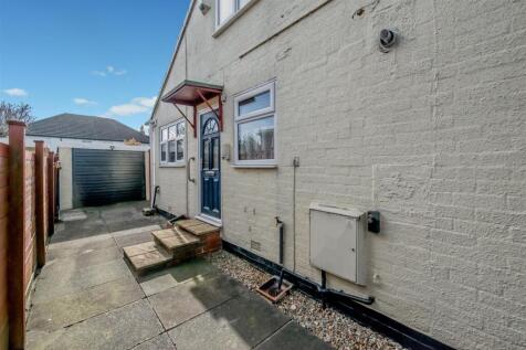 Off Street Parking / Driveway / Single Garage:
