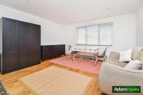 *Inclusive of gas, electric, council tax and water rates* A charming one-bedroom ground-floor conversion set on a quiet residential road, within easy reach of North Finchley High Road and excellent tr
