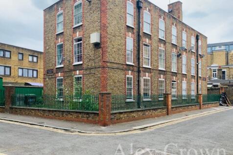 Alex Crown proudly presents this well-located three-bedroom apartment set within a charming period building in the heart of Holloway, N7. This spacious property comprises three generously sized double