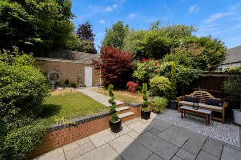 Manor av - garden11.png