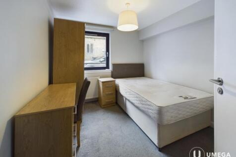 Double bedroom available in Student Accommodation with en-suite and shared communal facilities. In central location between George Square and Pleasance. All bills included, even wifi! Available: 17/06