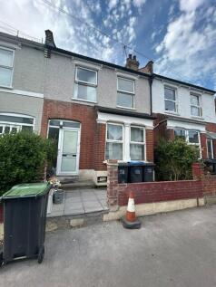 A Stunning 3 bed Detached house with a loft coversion in the heart of south norwood. An absolutely stunning and beautifully bright 3 bed a 1 loft conversion house, thoughtfully designed by the current