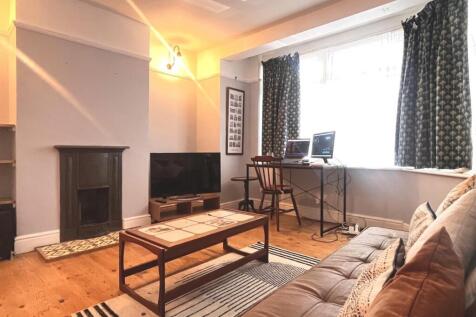 Sandra Davidson are happy to present this delightful park-facing ground floor maisonette with garden on Gainsborough Avenue, nestled in the charming area of Manor Park, London. The property offers a p
