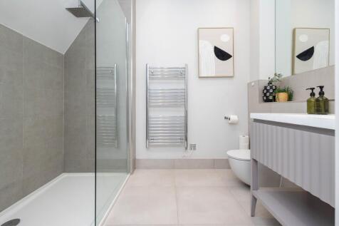 Ensuite to bedroom t