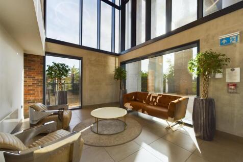 CAM01231G0-PR0080-STILL016