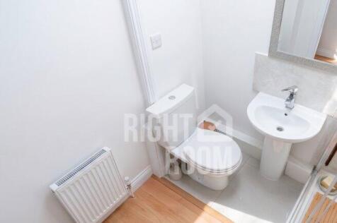 room-3-71-seyssel-street-e14-3eh-1066339