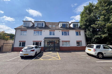 We are delighted to bring to the market this well-presented two-bedroom first-floor apartment, ideally located just off College Road in Kingstanding.
Built in approximately 2008, the property offers m