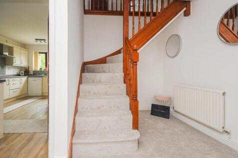 15 Midhurst  Grove - Hall.jpg