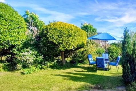 Garden - outdoor dining.jpg