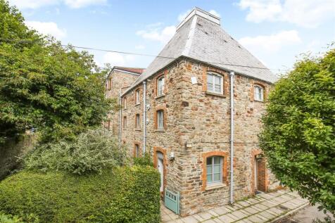 Welcome to this charming Grade II listed former Malt House located in the heart of Montpelier, Bristol. This recently refurbished maisonette offers a unique blend of historical charm and modern conven