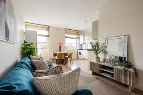 Eastwood Close, E18