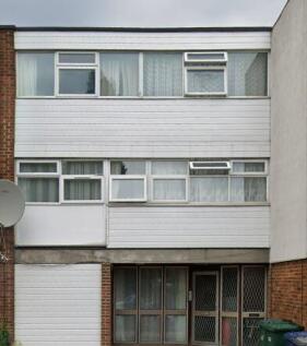 SH Properties are delighted to offer this 1 Bedroom flat situated on the 1st Floor, with Seperate study room. Newly refurbished, fully fitted kitchen with all appliances, Spacious lounge area. Parking