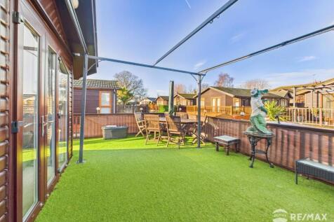 Front Decking Area.jpg