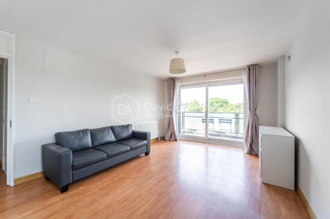 Three bedroom apartment to rent in a purpose built block in Arnos Grove. The property has been refurbished throughout and comprises a reception room with private balcony, separate kitchen, three doubl