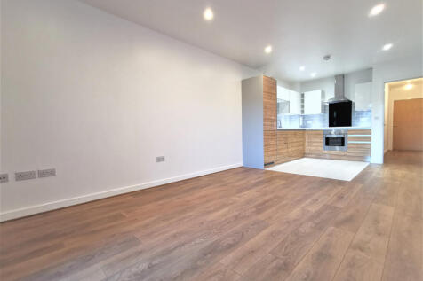 Excellent condition 2 bedrooms apartment to rent in a beautiful development in Mitcham CR4, shed for storage, 2 balconies, 5 minute walk to Mitcham Eastfield Station
