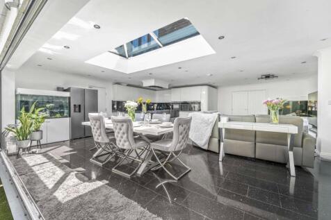 58, Village Way, Ashford TW15_36.jpg