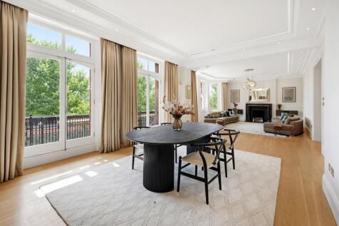 Stunning and spacious lateral flat overlooking Communal Gardens.