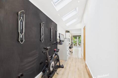 CAM03218G0-PR0684-STILL003-thumbnail-h750-70