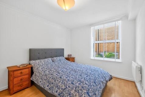 **No Deposit Option Available**
Boasting a central address, this well maintained ground floor property offers the ideal location for those looking to enjoy central SE1 to its fullest. Offering well pr