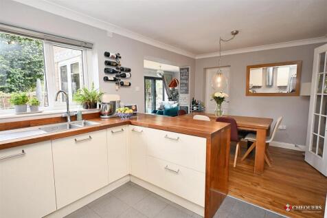 Kitchen/ Dining room