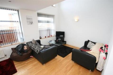 A superb three bedroom duplex Penthouse ideally located in Castlefield. The property enjoys a corner aspect in the building and benefits from great views, internally the property is both spacious and