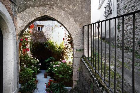 Entrance thru arch