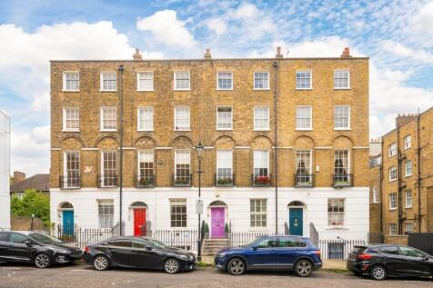 A spacious two double bedroom duplex apartment within a Georgian conversion. The property has a private entrance and a separate kitchen to the rear with views over the private patio garden.