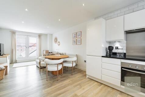 LIVING/DINING AREA