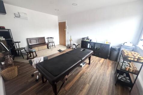 Available now!Diamond Properties are pleased to offer a newly renovated office in this modern block on the fringe of town, with communal kitchen and WC's located inside.First floor office space - 5.04