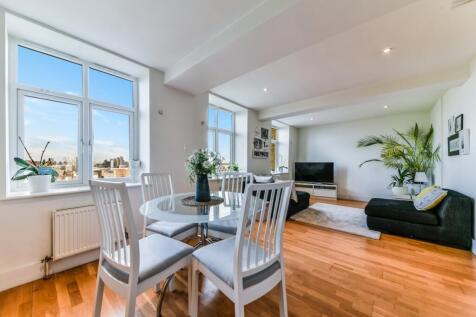 Two double bedroom, two bathroom apartment located in a modern development in Maze Hill. Located close to Maze Hill station & Greenwich Park. Benefits from off-street parking & views of Canary Wharf.
