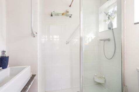 A BEDROOM 1 EN SUITE