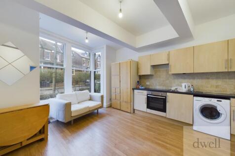 AVAILABLE 21 SEPTEMBER- 1 bedroom Flat - Dwell presents this beautiful flat offering a perfect location just behind Roundhay Road. Situated in the heart of Roundhay the local area is filled with bars,