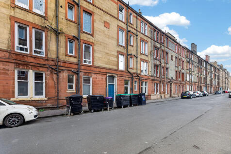 Spacious one bedroom, third floor apartment located in traditional tenement. Tastefully decorated and ideally located for access to city centre and East Edinburgh.This lovely property is only a few mi