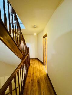 Spacious 3 Bedroom Flat To Let - Hoe Street, London E17 9AH Located in the heart of Walthamstow, this well-presented three-bedroom flat offers generous living accommodation, making it ideal for famili