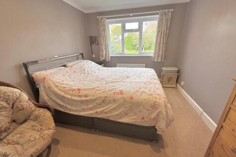 12 Knightscroft A...