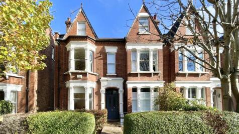 An extremely spacious one bedroom apartment occupying the top floor of an Edwardian period conversion on one of Highgate`s most sought after roads situated within close walking distance to Highgate Un