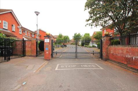 GATED DEVELOPMENT! Knights are delighted to offer to let this ground floor two bedroom flat located close to all amenities including Seven Sisters underground. The flat boasts allocated parking, large