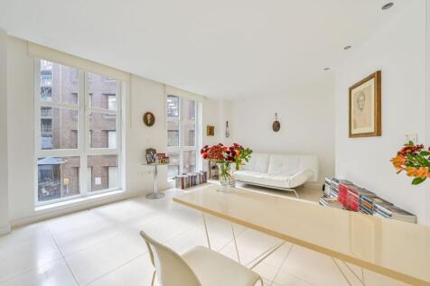 LONG LET. Boasting a superb location in the heart of the city. This 1 bedroom, 1st floor flat offers spacious interiors with contemporary décor finished to an extremely high standard throughout.