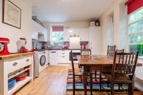 ** Zero Deposit Guarantee Available **
Available for a move in June is this spacious recently refurbished two bedroom ground floor apartment on Linnet Lane. The apartment is a short walk from Sefton P