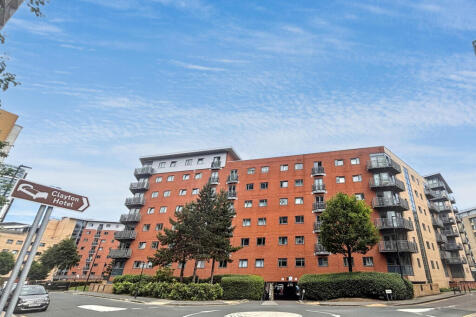 Spacious Two-Bedroom, Two-Bathroom Apartment with Balcony & Parking – Leeds
