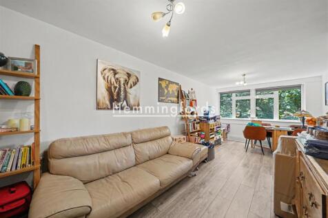 This well presented and bright apartment has a nice warm décor that gives a very comfortable and cosy feel. The property which is presented unfurnished consists of a spacious reception room with dinin