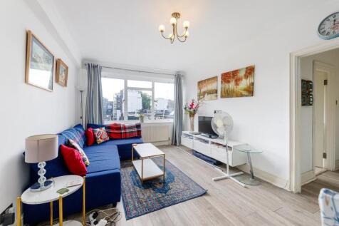 Set within a sought-after purpose-built development offering concierge service, this beautifully presented apartment sits just moments from the open green spaces of Hyde Park. The accommodation includ