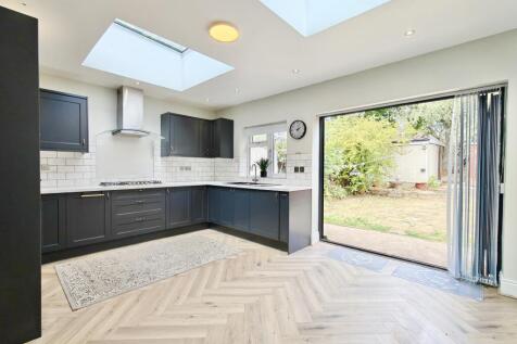 ** Zero Deposit Guarantee Available **
**STUNNING KITCHEN** **THREE BEDROOMS** **TWO RECEPTION ROOMS** **QUIET CUL DE SAC** **BIFOLD DOORS** click for more info...