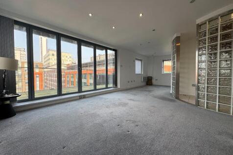 A truly magnificent opportunity to live in a Penthouse Duplex apartment in the city centre of Birmingham. Inciti Lettings is proud to offer this Penthouse atop the sought after Islington Gates complex