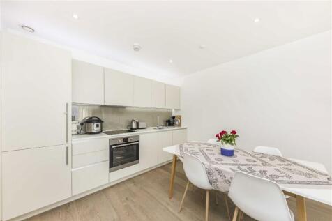 A modern one bedroom top floor apartment in the highly desirable Kidbrooke Village development, with balcony, communal roof gardens, concierge & On site gym access.