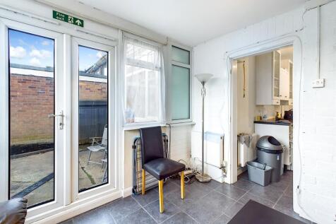 218 Shipton Road - Lounge1